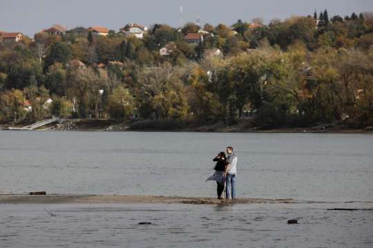 Gumuk pasir muncul di tengah sungai, Serbia dibayangi krisis listrik