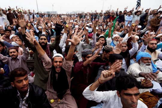 Demo penista agama, massa Pakistan murka tutup jalan pakai kontainer