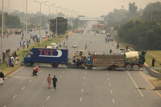 Demo penista agama, massa Pakistan murka tutup jalan pakai kontainer