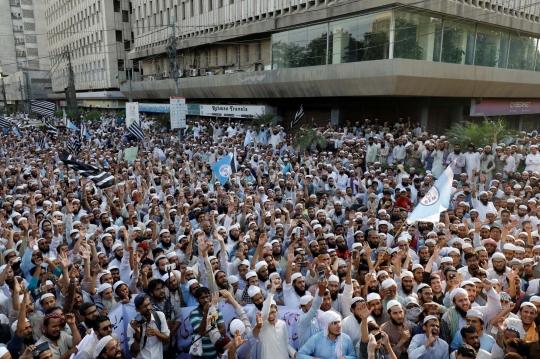 Demo penista agama, massa Pakistan murka tutup jalan pakai kontainer