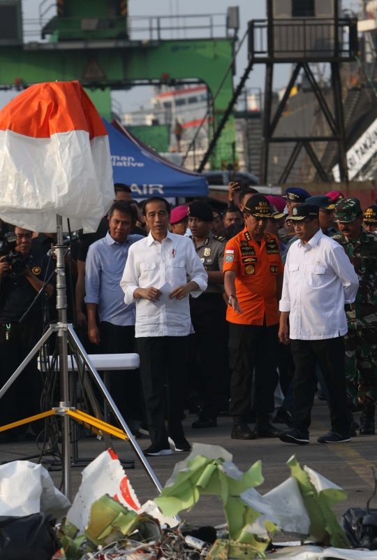 Di dalam tenda posko, Jokowi dengarkan paparan evakuasi Lion Air