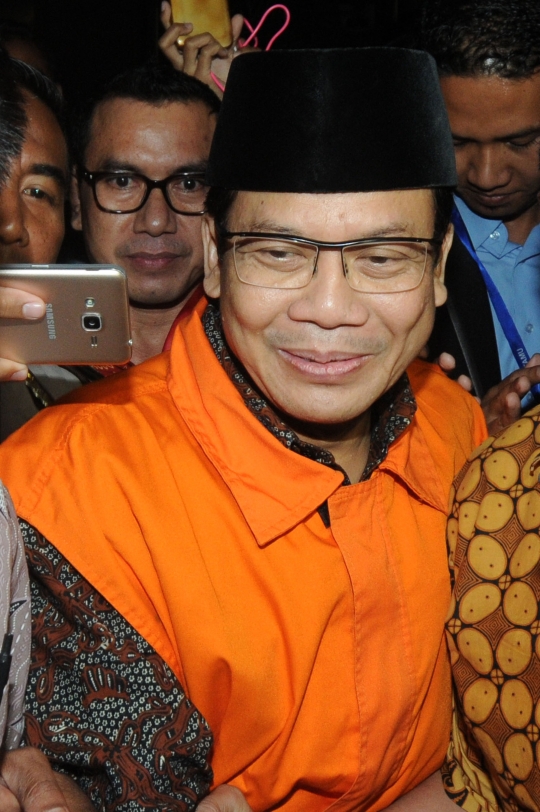Ekspresi Wakil Ketua DPR Taufik Kurniawan usai resmi ditahan KPK