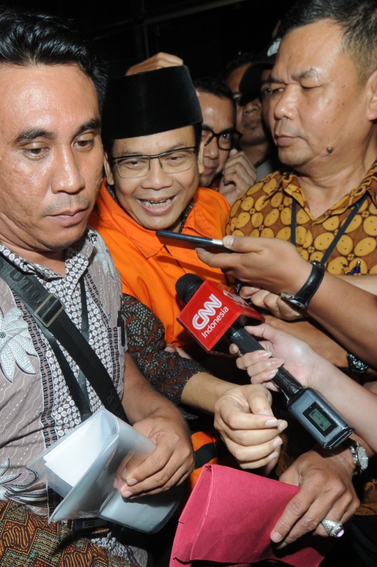 Ekspresi Wakil Ketua DPR Taufik Kurniawan usai resmi ditahan KPK