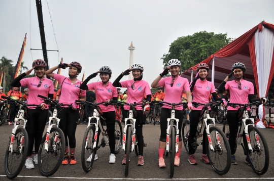 Gaya polwan cantik meriahkan 'Gowes Bersama #iRide4Peace'