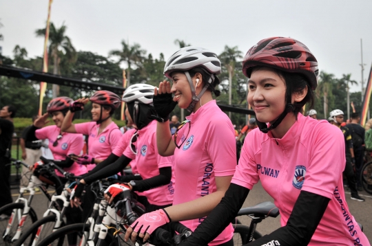 Gaya polwan cantik meriahkan 'Gowes Bersama #iRide4Peace'