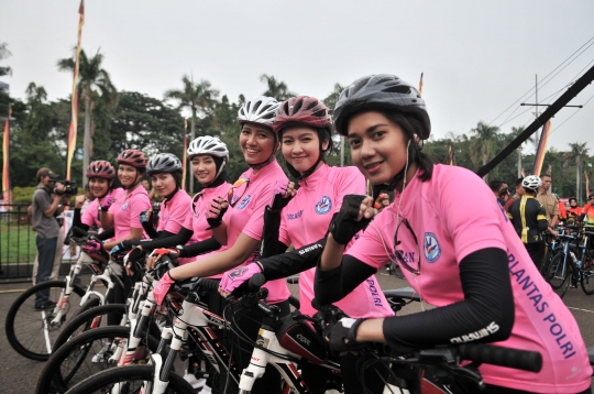 Gaya polwan cantik meriahkan 'Gowes Bersama #iRide4Peace'