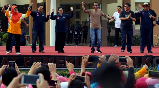 Jokowi senam bersama warga Tangerang saat peringati Hari Kesehatan Nasional