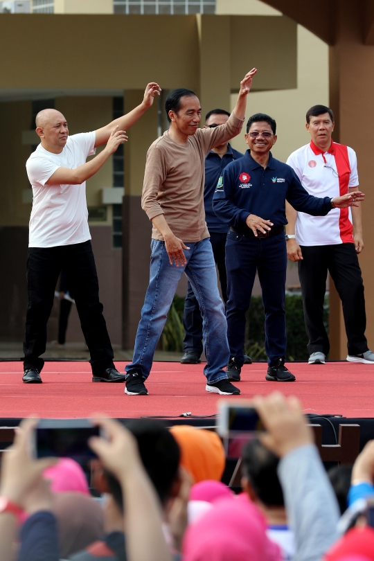 Jokowi senam bersama warga Tangerang saat peringati Hari Kesehatan Nasional