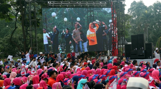 Jokowi senam bersama warga Tangerang saat peringati Hari Kesehatan Nasional