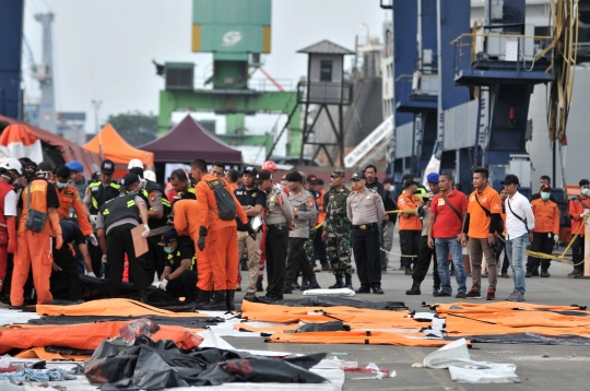 Puluhan kantong berisi bagian tubuh korban Lion Air tiba di Tanjung Priok