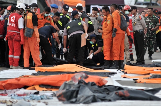 Puluhan kantong berisi bagian tubuh korban Lion Air tiba di Tanjung Priok