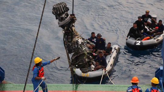 Momen pengangkatan mesin Lion Air PK-LQP dari dalam laut