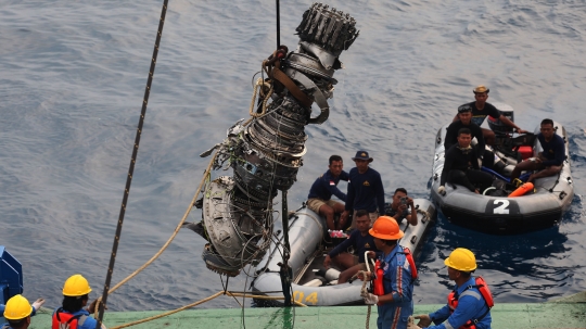 Momen pengangkatan mesin Lion Air PK-LQP dari dalam laut