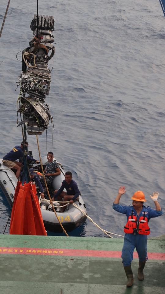 Momen pengangkatan mesin Lion Air PK-LQP dari dalam laut