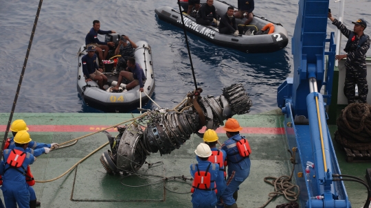 Momen pengangkatan mesin Lion Air PK-LQP dari dalam laut