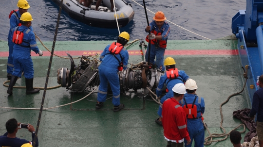 Momen pengangkatan mesin Lion Air PK-LQP dari dalam laut