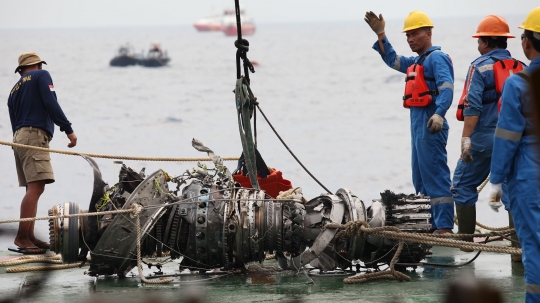 Momen pengangkatan mesin Lion Air PK-LQP dari dalam laut