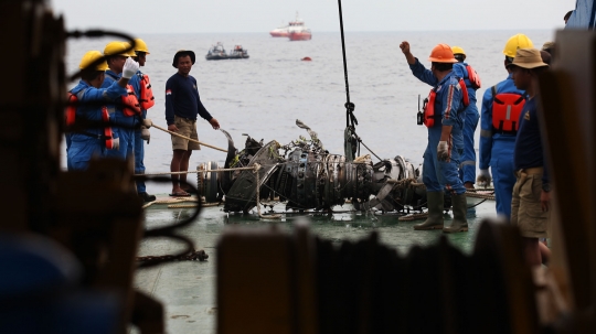 Momen pengangkatan mesin Lion Air PK-LQP dari dalam laut