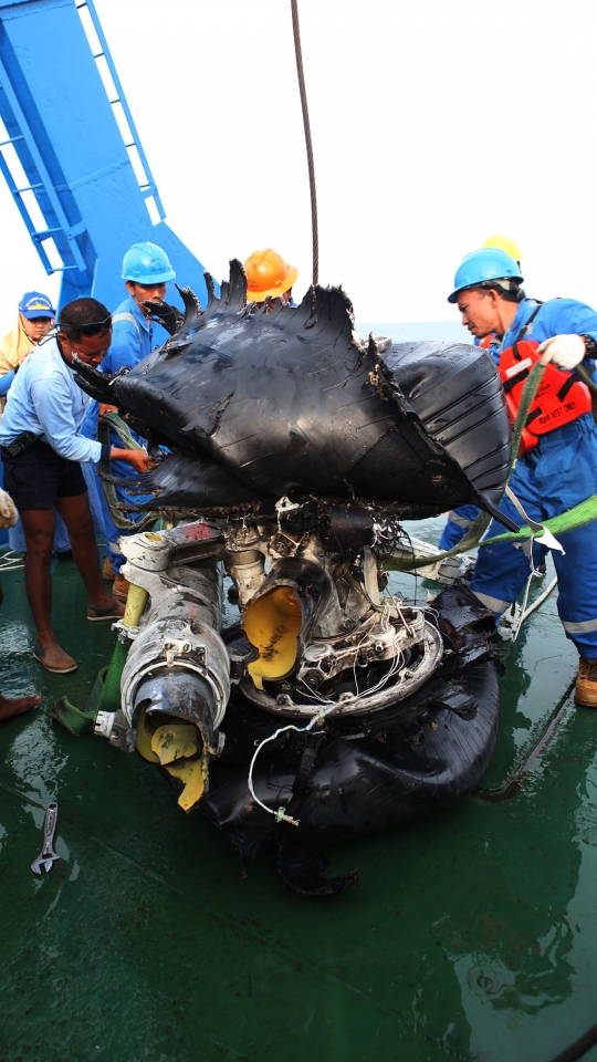 Kondisi roda Lion Air PK-LQP tercabik-cabik saat diangkat ke permukaan