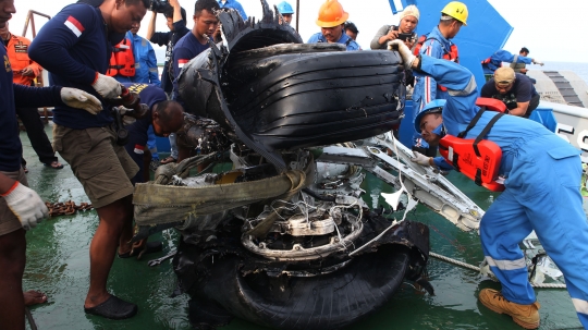 Kondisi roda Lion Air PK-LQP tercabik-cabik saat diangkat ke permukaan