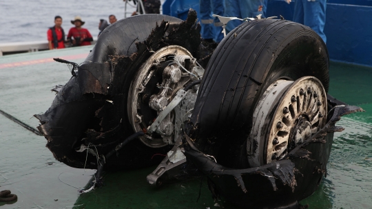 Kondisi roda Lion Air PK-LQP tercabik-cabik saat diangkat ke permukaan