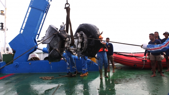 Kondisi roda Lion Air PK-LQP tercabik-cabik saat diangkat ke permukaan