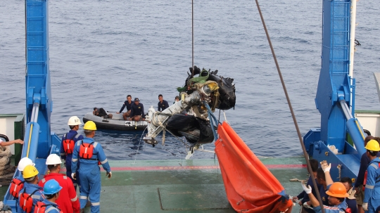 Kondisi roda Lion Air PK-LQP tercabik-cabik saat diangkat ke permukaan