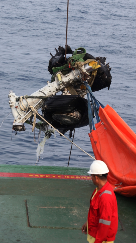 Kondisi roda Lion Air PK-LQP tercabik-cabik saat diangkat ke permukaan