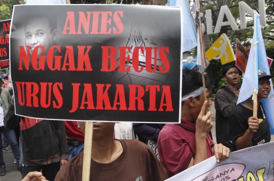 Aksi massa Pergerakan Pemuda Jakarta kritisi Anies di Balai Kota