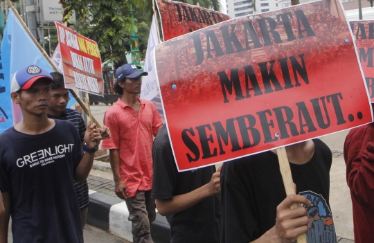 Aksi massa Pergerakan Pemuda Jakarta kritisi Anies di Balai Kota