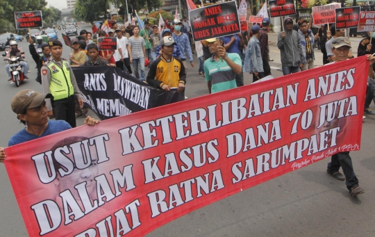 Aksi massa Pergerakan Pemuda Jakarta kritisi Anies di Balai Kota