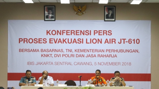 Sampaikan pemaparan di depan keluarga korban, Kepala Basarnas berurai air mata