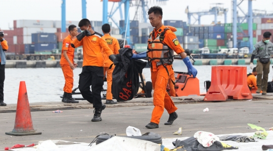 Tim SAR angkut berbagai temuan di hari ke-8 pencarian Lion Air