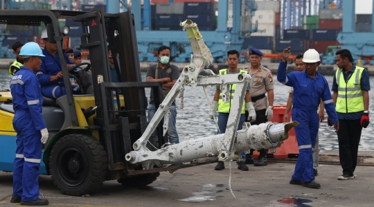 Petugas pindahkan bagian roda Lion Air JT 610