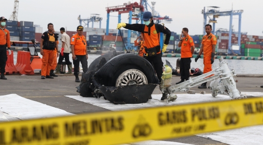 Petugas pindahkan bagian roda Lion Air JT 610