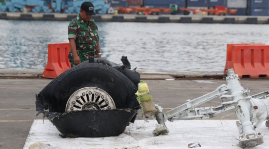 Petugas pindahkan bagian roda Lion Air JT 610