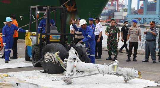 Petugas pindahkan bagian roda Lion Air JT 610