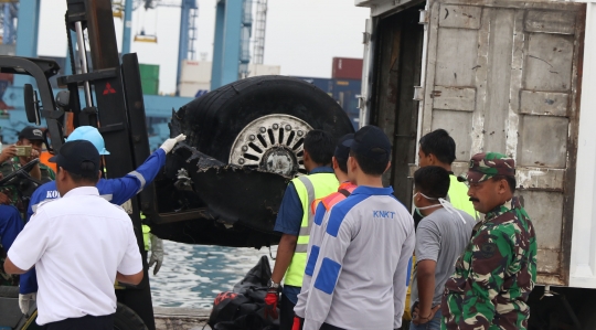 Petugas pindahkan bagian roda Lion Air JT 610