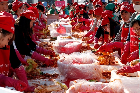 Aksi Ribuan orang buat Kimchi di Korea Selatan