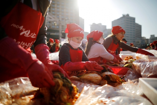 Aksi Ribuan orang buat Kimchi di Korea Selatan