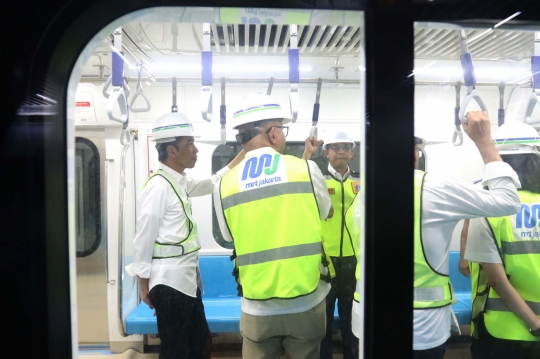 Gaya Jokowi naik MRT saat cek stasiun di Lebak Bulus