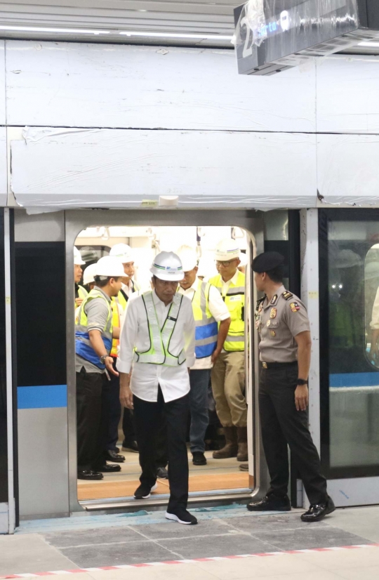 Gaya Jokowi naik MRT saat cek stasiun di Lebak Bulus