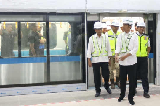 Gaya Jokowi naik MRT saat cek stasiun di Lebak Bulus