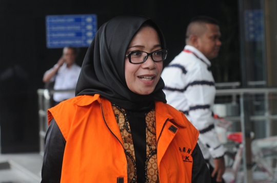 Ekspresi tersangka Eni Maulani Saragih saat lengkapi berkas kasus suap ke KPK