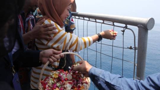Keluarga korban hingga kru Lion Air tabur bunga di perairan Karawang