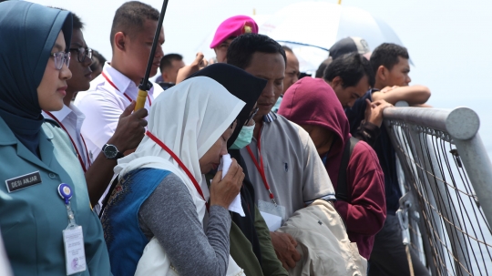 Tangis keluarga korban pecah saat tabur bunga di lokasi jatuhnya Lion Air