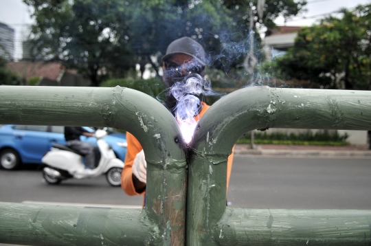 Antisipasi kecelakaan, Jalan HOS Cokroaminoto dipasang pagar pembatas