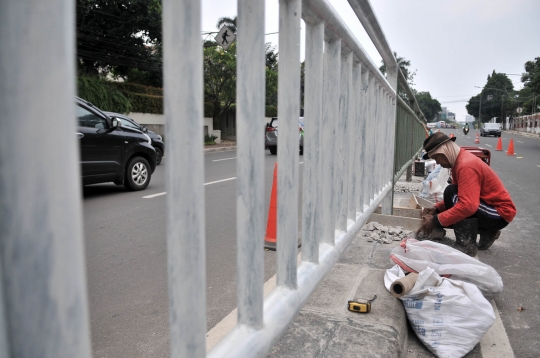 Antisipasi kecelakaan, Jalan HOS Cokroaminoto dipasang pagar pembatas