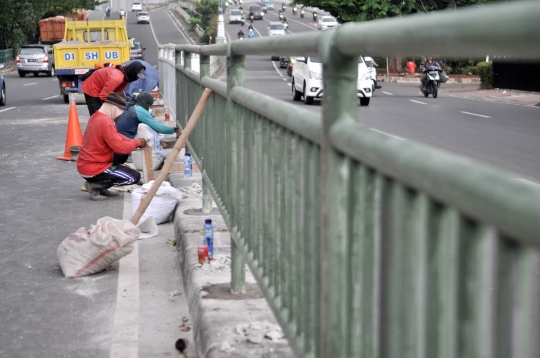 Antisipasi kecelakaan, Jalan HOS Cokroaminoto dipasang pagar pembatas