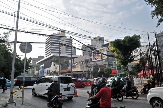 Bambu penyangga kabel di Jalan Wahid Hasyim ancam keselamatan pengendara